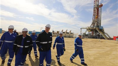 وزير البترول خلال تفقد مواقع بالصحراء الغربية: كل برميل زيادة بالإنتاج سيعود بالمنفعة على المواطن 