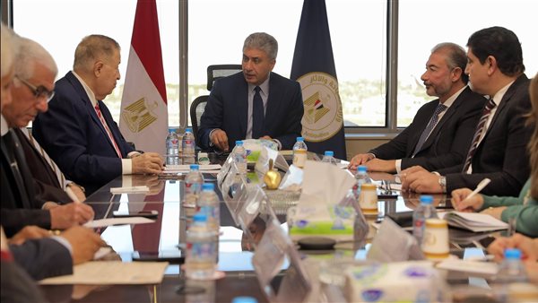  وزير السياحة خلال