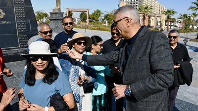 محافظ أسوان يوزع هدايا فرعونية على فوج سياحي من دولة الهند