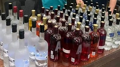 ضبط 9 آلاف زجاجة خمور مجهولة المصدر داخل مخزن في قنا| بث مباشر