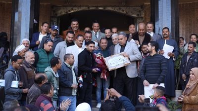 قبل توليه منصبا جديدا.. ممر شرفي ووداع بالورود لرئيس وحدة محلية في قنا| صور