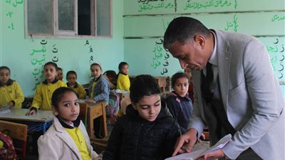استبعاد مديرين والتحقيق معهم.. قرارات عاجلة من وكيل تعليم الجيزة بعد رصد مخالفات خلال جولة مفاجئة