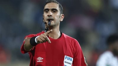 الحكم الجزائري لحلو بن إبراهيم يدير مباراة الزمالك والمصري في الكونفدرالية