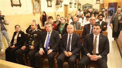 محافظ القاهرة يهنئ الأقباط بعيد الميلاد بكنيسة القديسة تريزا بمصر الجديدة | صور