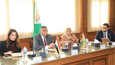 محافظ الجيزة يلتقي العاملين بنزلة السمان لمناقشة مشروع تطوير محيط منطقة الأهرامات الأثرية