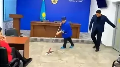 في لفتة إنسانية.. مدرس بكازاخستان يفاجئ عاملة نظافة بـ حلوى عيد الميلاد