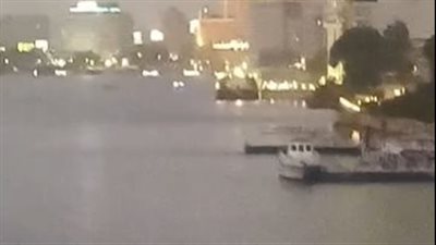 تفاصيل السيطرة على حريق مركب عائم بالقرب من كوبري الجامعة بالمنيل | بث مباشر 