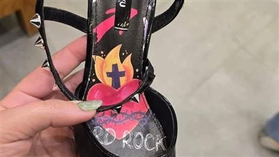 ديجافو تثير غضب العملاء بعد طرحها تصميم حذاء برسومات تسيء للديانة المسيحية| بث مباشر 