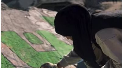 لن ينسانا الله.. فلسطينيات يعبرن عن أوضاع الحرب بجدارية على ركام أحد المنازل بغزة