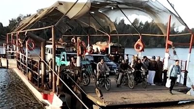 الواير اتقطع.. تفاصيل جنوح معدية ركاب بالمنوفية والاستعانة بصندل نيلي لإعادتها إلى مسارها | بث مباشر