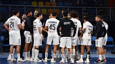 منتخب اليد بالزي الأبيض أمام البحرين في بطولة العالم اليوم