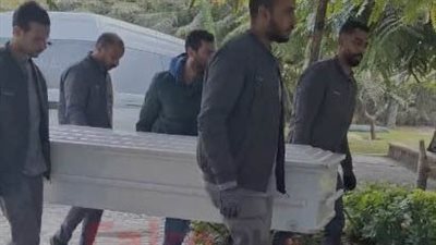 وصول جثمان زوج نشوى مصطفى لأداء صلاة الجنازة عليه بمسجد حسن الشربتلي