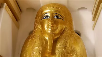 متحف المتروبوليتان الأمريكي يعتذر لوزير الآثار: اشترينا التابوت الذهبي للكاهن نجم عنخ بأوراق مزورة| انفراد
