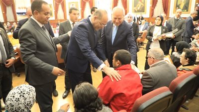 بينهم 70 لذوي الهمم.. محافظ القاهرة يسلّم 90 عقد عمل ضمن الملتقى التوظيفي 