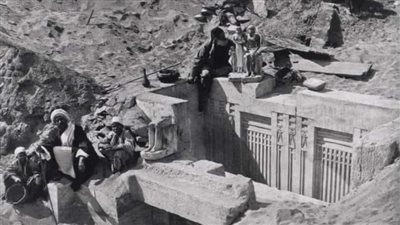 المتحف المصري بالتحرير ينشر صورة نادرة لـ حفائر من سقارة 