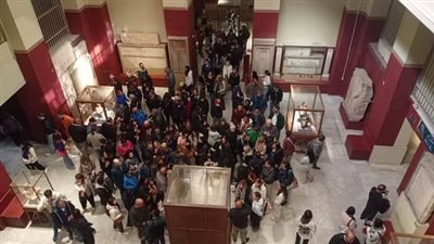 بمناسبة الكريسماس.. إقبال كبير من الزائرين العرب والأجانب على المتحف المصري بالتحرير| صور
