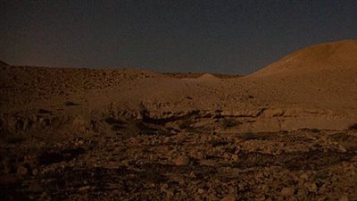 مات من البرد.. العثور على جثمان شخص بصحراء الفرافرة بمحافظة الوادي الجديد | بث مباشر 