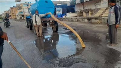 بعد ليلة ممطرة.. كسح المياه من شوارع مدينة بلطيم بكفر الشيخ