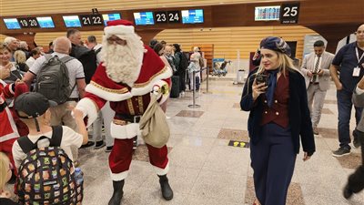 للعام الـ11 تواليا.. بابا نويل البلجيكي يوزع هداياه على السائحين قبل مغادرة الغردقة| صور