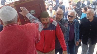 تشييع جثمان شقيقة الفنان سامح الصريطي من مسجد الشربتلي بالتجمع | بث مباشر