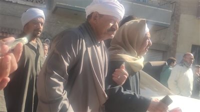 انهيار والد الزوجة المتوفية وأبنائها الـ5 ضحايا الاختناق بالغاز بالفيوم خلال تشييع الجنازة| بث مباشر