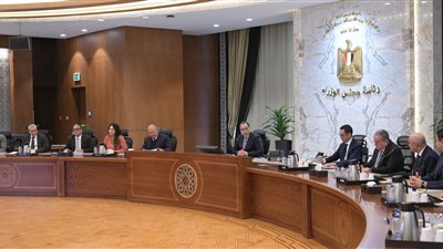 رئيس الوزراء يجتمع مع مسئولي مجموعة المنصور للسيارات وشركة سايك موتور الصينية 