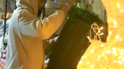 مصطفى صاحب أشهر ورشة لصناعة أشجار الكريسماس بباب الشعرية: ورثت المهنة عن والدي من 40 سنة| صور