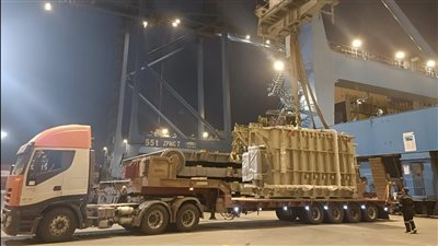 يزن 68 طنًا.. محطة حاويات دمياط تنجح في شحن مهيئ عملاق على متن السفينة MSC Fiametta 