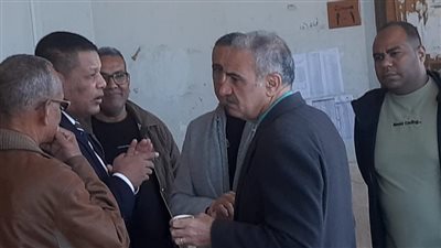 رئيس جامعة أسوان يتفقد امتحانات كلية التجارة ويشيد بحالة الانضباط بين الطلاب