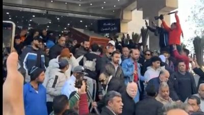 بالحزن والدموع.. نجوم الفن يودعون جثمان الراحل أحمد عدوية| بث مباشر 