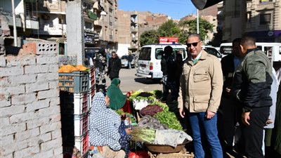 محافظ الفيوم يتفقد عددا من الأسواق اليومية للاطمئنان على توافر السلع واستقرار الأسعار