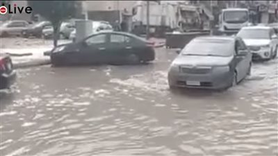 استمرار سقوط الأمطار على الإسكندرية.. والمحافظة تدفع بسيارات لشفط المياه| فيديو 