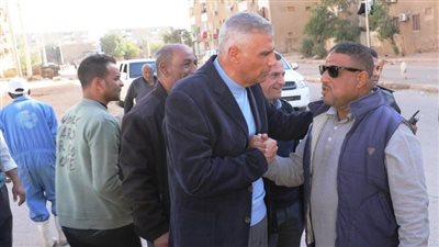 محافظ أسوان يتفقد حي المحمودية للاطمئنان على تشغيل مياه الشرب ويتوعد بمحاسبة المسئولين 