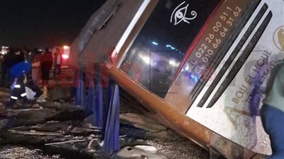 إصابة 13 شخصًا في انقلاب أتوبيس بطريق السويس ـ القاهرة