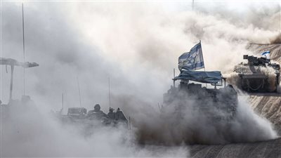 الكاتب الإسرائيلي آفي شتاينبرغ يتخلى عن جنسيته بسبب الإبادة الجماعية في غزة واحتلالها لفلسطين.. ما القصة؟