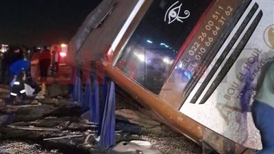 الدفع بـ30 سيارة إسعاف.. إصابة 13 شخصا في انقلاب أتوبيس على طريق السويس | بث مباشر