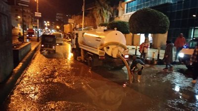 كسح مياه الأمطار بكفر الشيخ تستمر ليلًا لضمان سلامة المواطنين| صور 