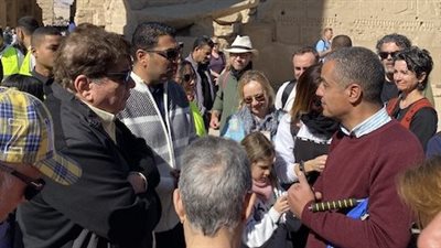 بالشوكولاتة والورود.. نائب محافظ الأقصر يهنئ السائحين في معابد الكرنك بالعام الجديد