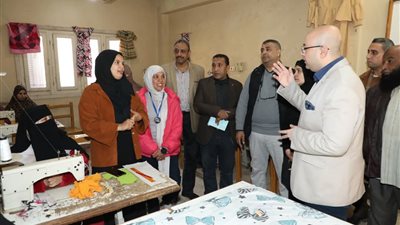 محافظ بني سويف يتفقد برنامج تدريب الخياطة والتفصيل للفتيات بالقرى