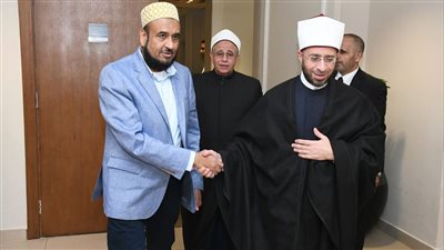 وزير الأوقاف يشكر طائفة البهرة على مساهماتهم في ترميم مساجد وأضرحة آل البيت ومشروعاتهم الخيرية 