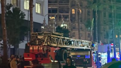 نشوب حريق بوحدة سكنية أعلى مول تجاري بسموحة في الإسكندرية وسط محاولات للسيطرة عليه