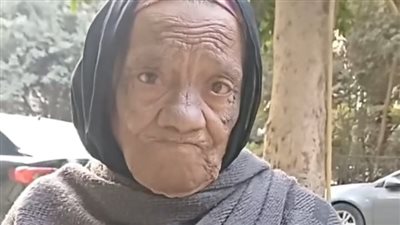 المسنة الباكية خلال جنازة عدوية: بنتي ماتت وبروح أي عزاء أعيط عليها.. ونفسي في شغل وشقة لابني | بث مباشر