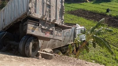 انقلاب سيارة نقل بمقطورة من أعلى الطريق الإقليمي بالمنوفية|صور 