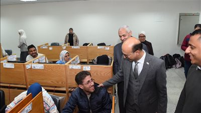 رئيس جامعة أسيوط يتفقد سير امتحانات الفصل الدراسي الأول 