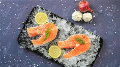 طريقة عمل السلمون بالزيت والليمون.. وصفة صحية مع صوص الكريمة بالمشروم