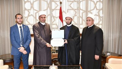 أنقذ حياة أحد رواد المسجد.. وزير الأوقاف يكرم إمام مسجد العظيم بزهراء المعادي