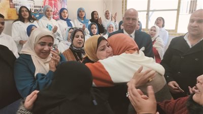 التريند الحقيقي للمعلم.. طلاب بورسعيد يحتفون بمديرة إدارة شمال التعليمية بـ أغنية ست الحبايب| صور 