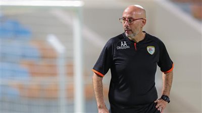 المصري عادل عباس مساعد مدرب منتخب عمان يكشف كواليس الفوز على السعودية بـ10 لاعبين| خاص