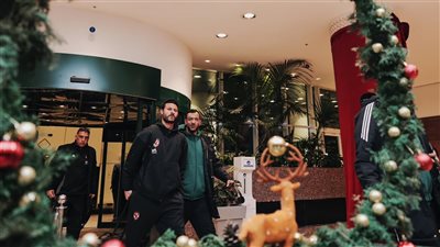 بعثة الأهلي تصل إلى فندق الإقامة بالجزائر استعدادًا لـ شباب بلوزداد.. صور