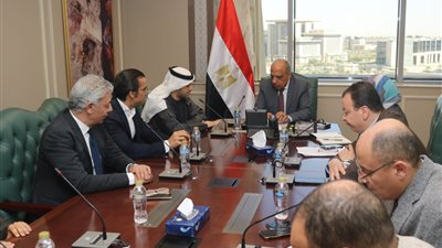 وزير الكهرباء يتابع مستجدات تنفيذ مشروعات الطاقة المتجددة